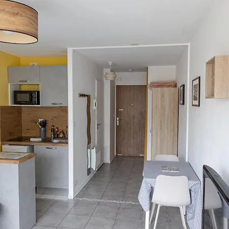 ~joli A 100 M De La *