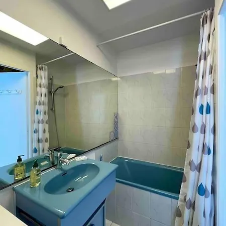 ~joli A 100 M De La *